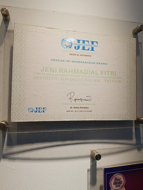 Sertifikat yang dimiliki eks finalis Putri Indonesia Jeni Rahmadial Fitri di klinik kecantikannya. Foto: Dok. Istimewa