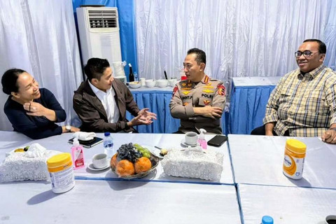 Seskab Teddy Indra Wijaya memenuhi undangan Kapolri Listyo Sigit untuk menemui dan berdiskusi dengan beberapa perwakilan federasi buruh yang telah tiba di Jakarta pada Kamis (30/4/2026). Foto: Instagram/ @sekretariat.kabinet