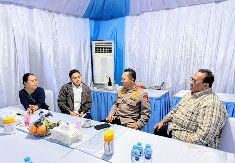 Seskab Teddy Indra Wijaya memenuhi undangan Kapolri Listyo Sigit untuk menemui dan berdiskusi dengan beberapa perwakilan federasi buruh yang telah tiba di Jakarta pada Kamis (30/4/2026). Foto: Instagram/ @sekretariat.kabinet