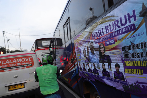 Situasi lalu lintas di Jalan MH Thamrin, Jakarta, pada Jumat (1/5/2026) mulai dipadati bus yang mengarah ke kawasan Monas. Kepadatan ini terjadi menjelang peringatan Hari Buruh (May Day) di Monas.
 Foto: Jamal Ramadhan/kumparan