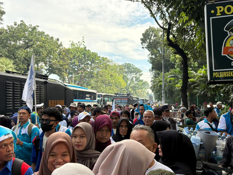 Suasana area patung kuda sisi barat monas, massa buruh masih mengalir masuk area monas, Jakarta, (1/5/2026). Foto: Kevin Daniel/kumparan