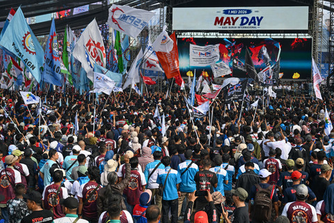 Massa buruh mengikuti peringatan Hari Buruh Internasional atau May Day 2026 di kawasan Monumen Nasional (Monas), Jakarta, Jumat (1/5/2026). Foto: Bayu Pratama S/ANTARA FOTO