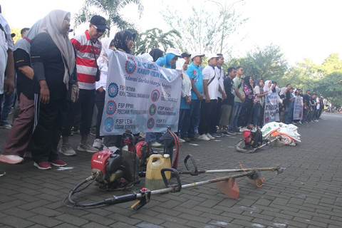 Ratusan buruh menggelar aksi di Kawasan Balai Jagong, Kabupaten Kudus, Jawa Tengah, Jumat (1/5/2026). Foto: Vega Maarijil Ula/kumparan