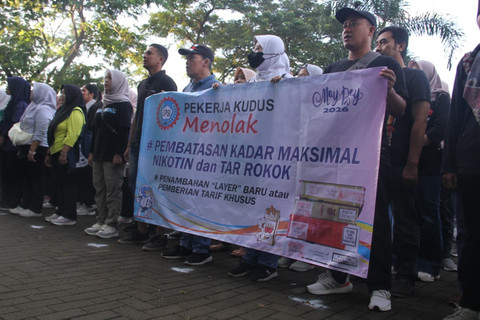 Ratusan buruh menggelar aksi di Kawasan Balai Jagong, Kabupaten Kudus, Jawa Tengah, Jumat (1/5/2026). Foto: Vega Maarijil Ula/kumparan