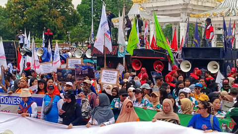 Massa buruh berkumpul di depan Kantor Gubernur, Jalan Pahlawan, Surabaya, Jumat (1/5/2026). Foto: Farusma Okta Verdian/kumparan