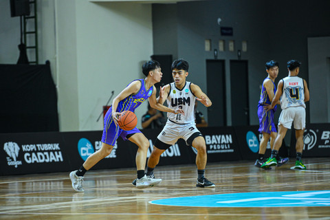 Tim basket putra Soegijapranata Catholic University (kiri) sedang berduel dengan Universitas Kristen Duta Wacana di Campus League Basket Yogyakarta Season 1, Jumat (21/4). Foto: Dok. Campus League