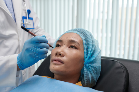 Facelift termasuk prosedur kecantikan invasif. Foto: Dragon Images/Shutterstock