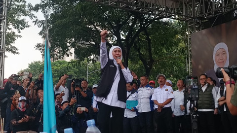Gubernur Jawa Timur, Khofifah Indar Parawansa saat menemui massa buruh saat peringatan Hari Buruh Internasional atau May Day 2026 di Jalan Pahlawan, Kota Surabaya, Jumat (1/5/2026). Foto: Farusma Okta Verdian/kumparan