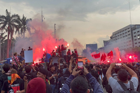 Massa menggelasr aksi unjuk rasa saat peringatan Hari Buruh Internasional atau May Day 2026 di depan Gedung DPR/MPR RI, Jakarta, Jumat (1/5/2026). Foto: Nasywa Athifah/kumparan