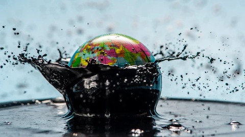 Ilustrasi minyak mentah. Foto: Artem Oleshko/Shutterstock