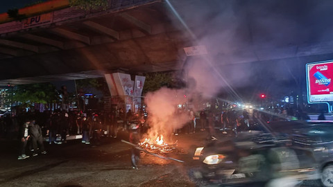 Massa aksi demo tak dikenal merusak dan membakar fasilitas umum di wilayah Taman Pasupati, Kota Bandung pada Jumat (1/5/2026). Foto: Abisatya/kumparan