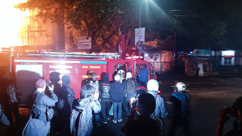 Massa aksi demo tak dikenal merusak dan membakar fasilitas umum di wilayah Taman Pasupati, Kota Bandung pada Jumat (1/5/2026). Foto: Abisatya/kumparan