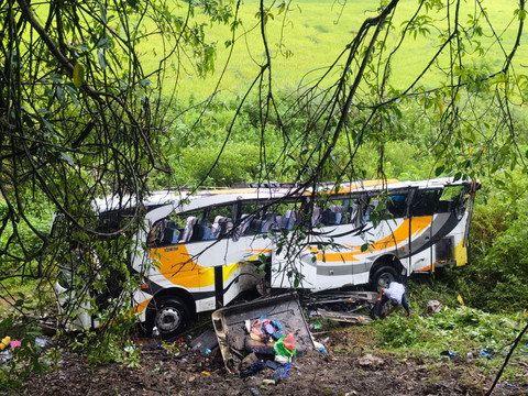 Bus Pariwisata bawa pelajar terjun ke jurang di Toba, Jumat (1/5/2026). Foto: Dok. Polres Toba