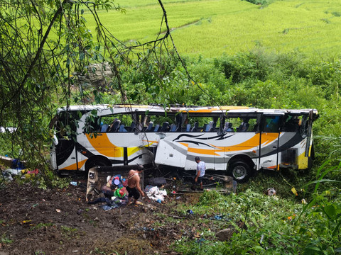 Bus Pariwisata bawa pelajar terjun ke jurang di Toba, Jumat (1/5/2026). Foto: Dok. Polres Toba