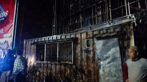 Situasi terkini di Taman Pasupati/Simpang Baltos Tamansari, Kota Bandung usai massa aksi tak dikenal merusak dan membakar fasilitas umum. Lalu lintas kembali normal dan masih ada anggota kepolisian yang berjaga. Jumat (1/5/2026). Foto: Abisatya/kumparan