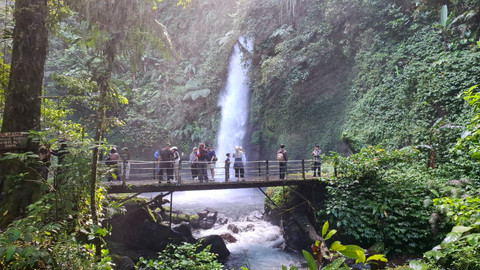 Curug Sawer di Kecamatan Kadudampit, Kabupaten Sukabumi, jadi pilihan wisatawan saat long weekend. Foto: Dok. kumparan