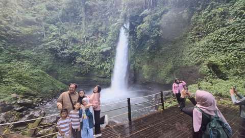 Curug Sawer di Kecamatan Kadudampit, Kabupaten Sukabumi, jadi pilihan wisatawan saat long weekend. Foto: Dok. kumparan