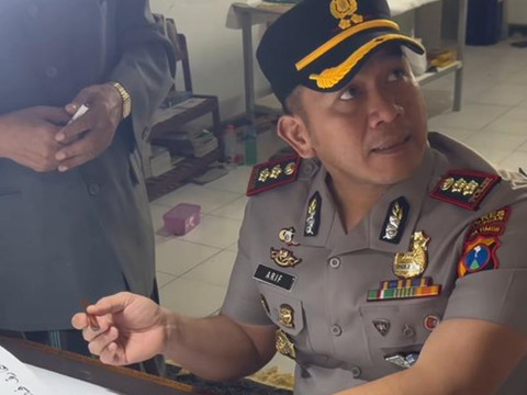 Saat Kapolres Lamongan AKBP Arif Fazlurrahman menunjukkan kemampuannya menulis kaligrafi. Foto: Instagram/ @arif_fazlurrahman