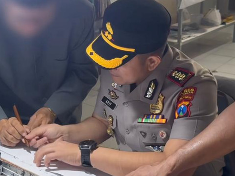 Saat Kapolres Lamongan AKBP Arif Fazlurrahman menunjukkan kemampuannya menulis kaligrafi. Foto: Instagram/ @arif_fazlurrahman