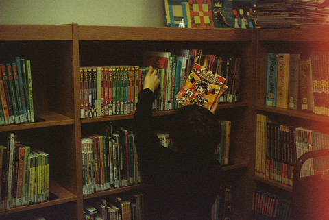 Ilustrasi anak memilih buku bacaan. Sumber: Keren Fedida/Unsplash