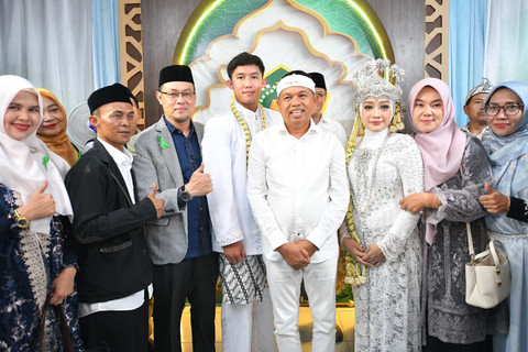 Gubernur Jawa Barat Dedi Mulyadi menjadi saksi pernikahan pasangan istimewa penyandang disabilitas tuna rungu Naila Puja Rislani dan Muhammad Sayyid Az Zahiri di Kantor Urusan Agama (KUA) Bale Endah Kabupaten Bandung, Jumat (1/5/2026). Foto: Dok. Humas Jabar