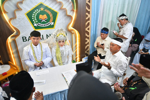 Gubernur Jawa Barat Dedi Mulyadi menjadi saksi pernikahan pasangan istimewa penyandang disabilitas tuna rungu Naila Puja Rislani dan Muhammad Sayyid Az Zahiri di Kantor Urusan Agama (KUA) Bale Endah Kabupaten Bandung, Jumat (1/5/2026). Foto: Dok. Humas Jabar