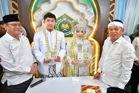 Gubernur Jawa Barat Dedi Mulyadi menjadi saksi pernikahan pasangan istimewa penyandang disabilitas tuna rungu Naila Puja Rislani dan Muhammad Sayyid Az Zahiri di Kantor Urusan Agama (KUA) Bale Endah Kabupaten Bandung, Jumat (1/5/2026). Foto: Dok. Humas Jabar