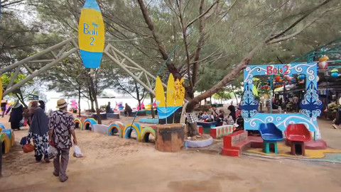 Pesona Pantai Balongan Indah alias Bali 2 saat momen libur panjang, Sabtu (2/5/2026). Foto: Dok. kumparan