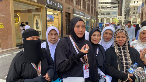 Kiki Amirotul Atqiya dkk saat ditemui di Masjid Nabawi. Foto: Dok. MCH 2026