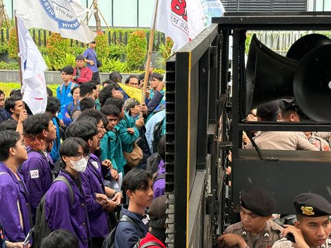 Massa aksi yang tergabung dalam aliansi Badan Eksekutif Mahasiswa Seluruh Indonesia (BEM SI) mulai memadatangi kawasan Patung Kuda di Monas, Jakarta, Sabtu (2/5/2026). Foto: Zamachsyari/kumparan