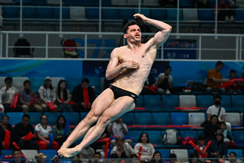 Lou Massenberg dari Jerman berkompetisi dalam nomor loncat indah papan 3 meter putra di Super Final Piala Dunia Loncat Indah Akuatik Dunia di Beijing, Sabtu (2/5/2026). Foto: Pedro Pardo/AFP