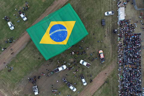 Festival balon udara internasional ke-36 kembali digelar di Torres, Brasil pada Kamis (30/4/2026). Foto: Diego Vara/REUTERS
