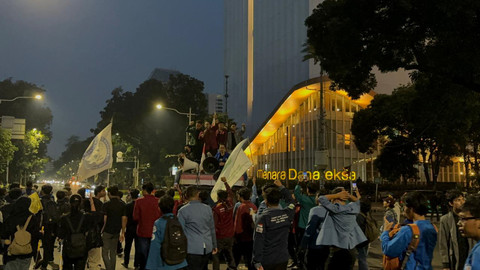 Massa aksi BEM SI membubarkan diri usai menggelar aksi di kawasan Patung Kuda, Jakarta, Sabtu (2/5/2026). Foto: Zamachsyari/kumparan