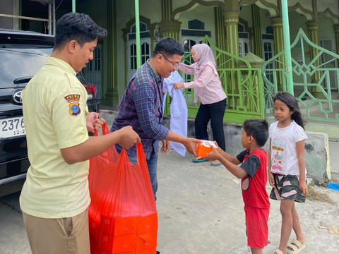 Pegadaian Kantor Wilayah I Medan menggelar program berbagi Mengetuk Pintu Langit untuk membantu masyarakat sekitar. Foto: dok. Pegadaian.