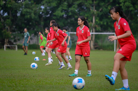 Tim Nasional Indonesia Putri U-17 berlatih di Lapangan Sutasoma, Kawasan Halim Perdanakusuma, Jakarta Timur, Sabtu (2/5/2026). Foto: Jamal Ramadhan/kumparan