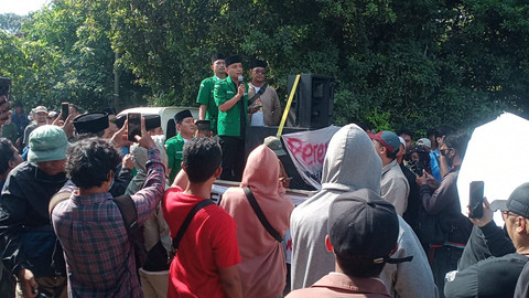 Perwakilan massa saat melakukan orasi dalam demontrasi di depan Ponpes Ndolo Kusumo, Desa Tlogosari, Kecamatan Tlogowungu, Kabupaten Pati, Sabtu (2/5/2026). Foto: kumparan