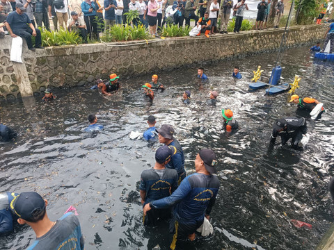 Foto: Operasi penangkapan ikan sapu-sapu di kawasan Kelapa Gading, Jakarta Utara, Jumat (17/4/2026). Sumber: Nasywa Athifah/kumparan.