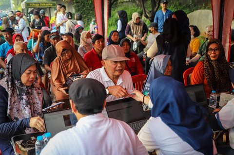 Sejumlah warga lanjut usia (lansia) mengantre untuk mendaftar program Kartu Layanan Gratis di kawasan Car Free Day (CFD), Jakarta pada Minggu (3/5/2026). Foto: Iqbal Firdaus/kumparan