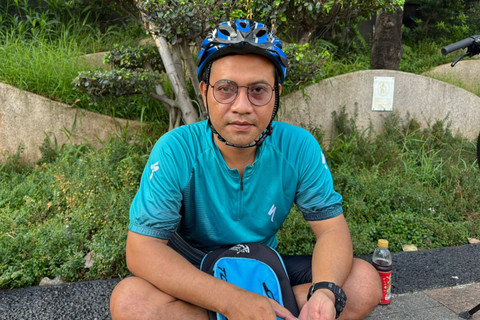 Doni (42), salah satu warga yang memilih bersepeda saat CFD di sekitar kawasan Bundaran HI, Jakarta, Minggu (3/5/2026). Foto: Jeni Ritanti/kumparan