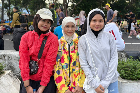 Zia (21), Naila (22) dan Zika (22), mahasiswa yang tengah berolahraga saat CFD di sekitar kawasan Bundaran HI, Jakarta, Minggu (3/5/2026). Foto: Jeni Ritanti/kumparan