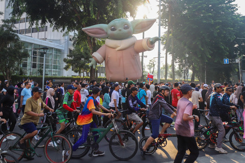 Warga memadati kawasan Car Free Day (CFD) di Bundaran HI, Jakarta, Minggu (3/5/2026). Foto: Iqbal Firdaus/kumparan