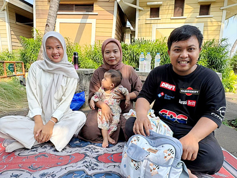 Irwan (29) dan keluarga, pengunjung Ancol di hari terakhir long weekend, Minggu (3/5/2026). Foto: Kevin Daniel/kumparan