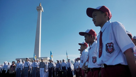 Siswa sekolah dasar saat Upacara Pengibaran Bendera Merah Putih dalam rangka Peringatan Hari Pendidikan Nasional Tahun 2019 di Monas. Foto: Irfan Adi Saputra/kumparan