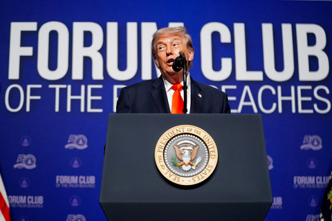 Presiden AS Donald Trump menghadiri sebuah acara di Raymond F. Kravis Center for the Performing Arts di West Palm Beach, Florida, AS, Jumat (1/5/2026). Foto: Nathan Howard/REUTERS