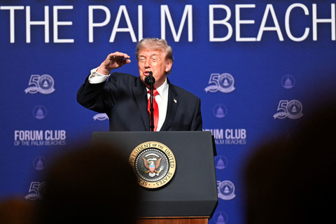 Presiden AS Donald Trump menghadiri sebuah acara di Raymond F. Kravis Center for the Performing Arts di West Palm Beach, Florida, AS, Jumat (1/5/2026). Foto: Roberto Schmidt/Getty Images/AFP