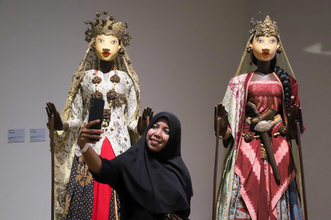 Pengunjung melihat instalasi pameran di Galeri Nasional, Jakarta, Minggu (3/5/2026). Foto: Iqbal Firdaus/kumparan