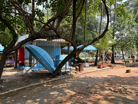 Suasana dan kondisi pantai Ancol sisi barat, Jakarta Utara, Minggu (3/5/2026). Foto: Kevin Daniel/kumparan