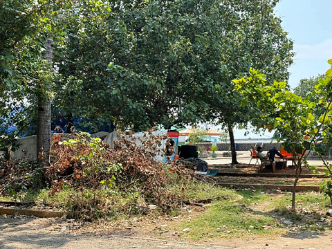 Suasana dan kondisi pantai Ancol sisi barat, Jakarta Utara, Minggu (3/5/2026). Foto: Kevin Daniel/kumparan