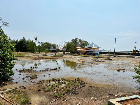Suasana dan kondisi pantai Ancol sisi barat, Jakarta Utara, Minggu (3/5/2026). Foto: Kevin Daniel/kumparan