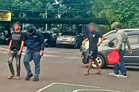 Polsek Kalideres meringkus dua pengedar obat keras ilegal berkedok warung sembako. Foto: Dok. Humas Polres Metro Jakarta Barat